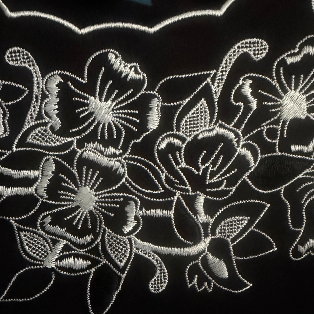Karen Scott Medium Black Floral Embroidered scalloped collar short sleeve NWT - Picture 3 of 7